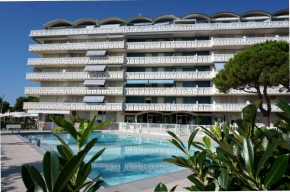 Stunning sea view flat just 250m from the beach